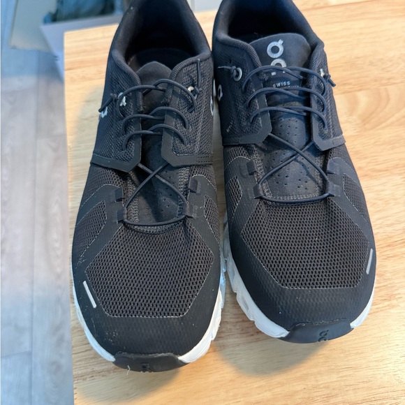 On Running Cloud 6 Men's Black and White Athletic Shoes - Picture 2 of 5